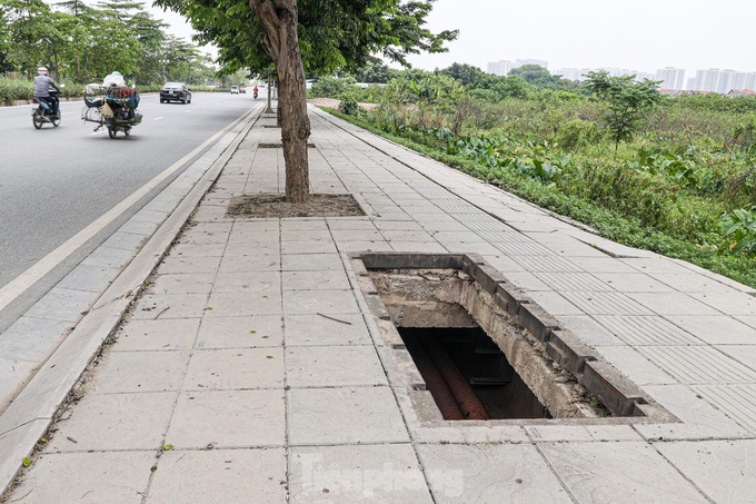 Uncovered manholes in Hanoi pose dangers - 1