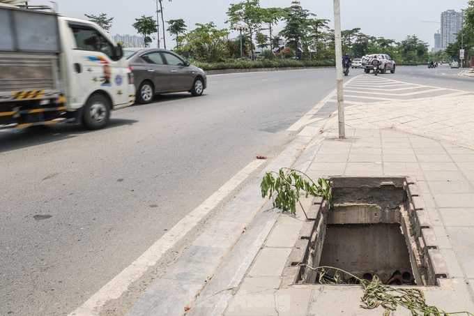 Uncovered manholes in Hanoi pose dangers - 6