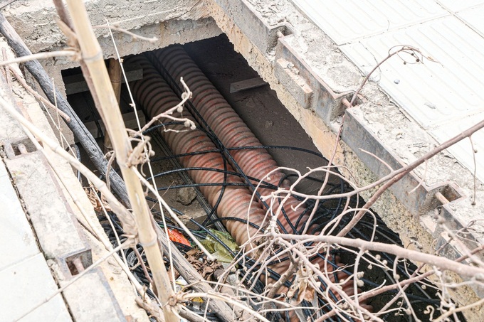 Uncovered manholes in Hanoi pose dangers - 5