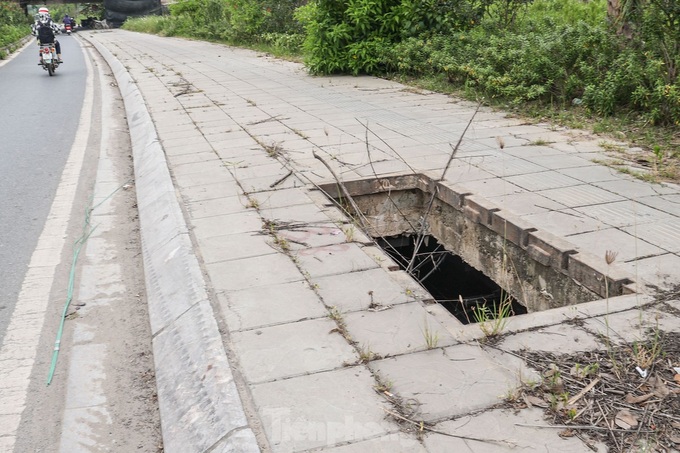 Uncovered manholes in Hanoi pose dangers - 4