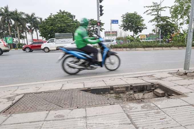 Uncovered manholes in Hanoi pose dangers - 2