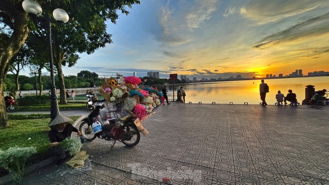 Beautiful Hanoi lake during sunset - 3