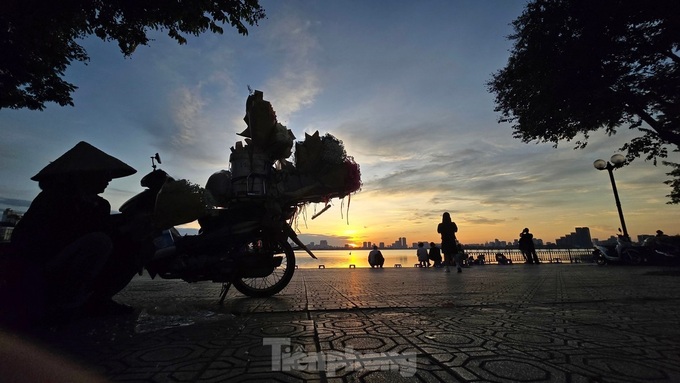 Beautiful Hanoi lake during sunset - 4