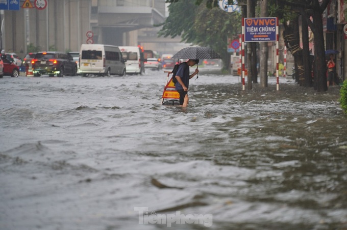 Heavy rain submerges Hanoi streets - 3 Heavy rain submerges Hanoi streets - 3