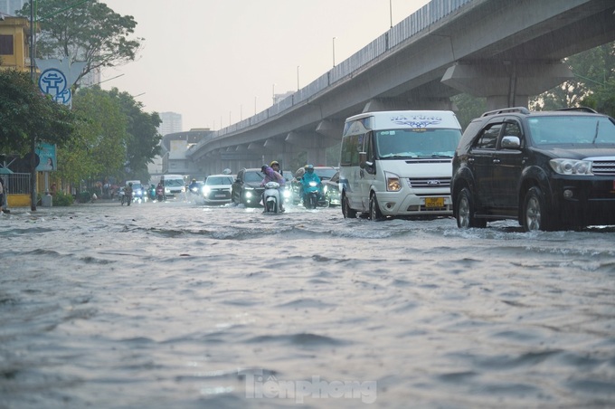Heavy rain submerges Hanoi streets - 1 Heavy rain submerges Hanoi streets - 1