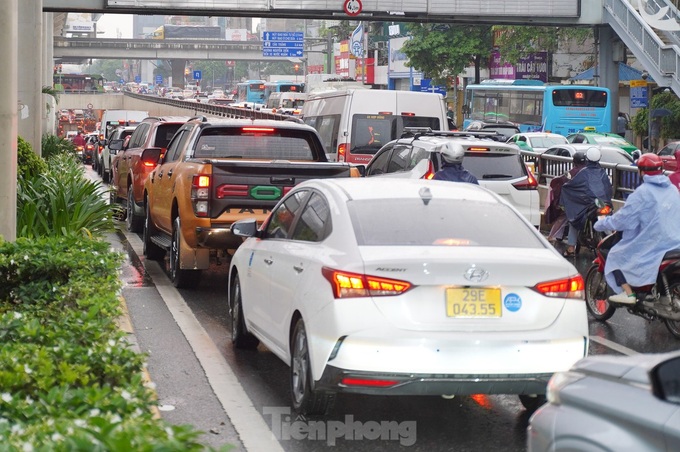 Heavy rain submerges Hanoi streets - 5 Heavy rain submerges Hanoi streets - 5