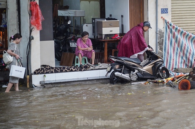 Heavy rain submerges Hanoi streets - 8 Heavy rain submerges Hanoi streets - 8