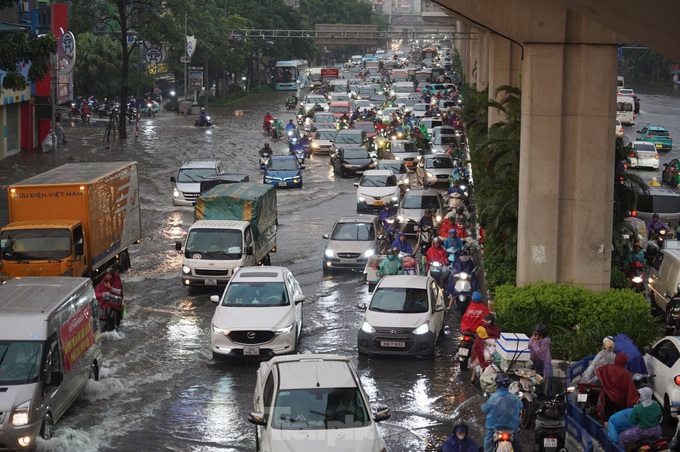 Heavy rain submerges Hanoi streets - 2 Heavy rain submerges Hanoi streets - 2