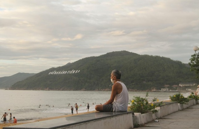 People enjoy swimming as beaches reopen in Quy Nhon - 3 People enjoy swimming as beaches reopen in Quy Nhon - 3