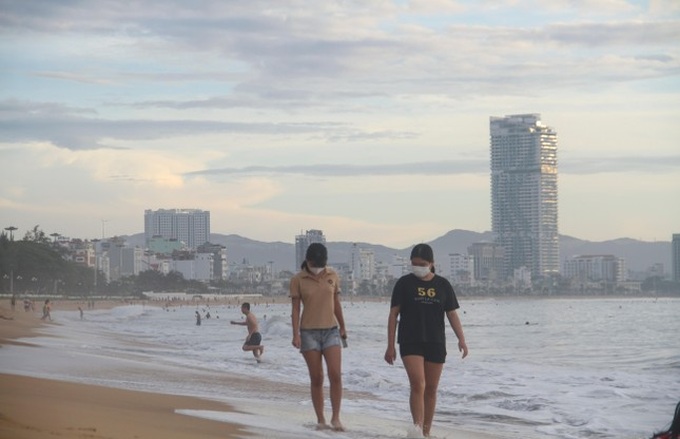 People enjoy swimming as beaches reopen in Quy Nhon - 4 People enjoy swimming as beaches reopen in Quy Nhon - 4