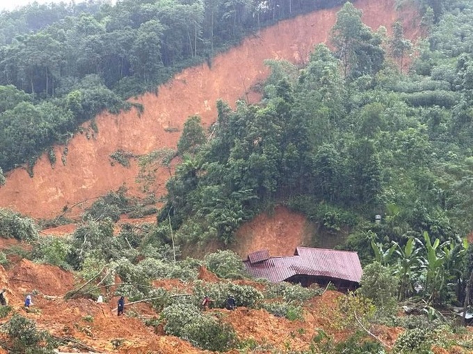 Five dead, four missing in Yen Bai landslide - 1