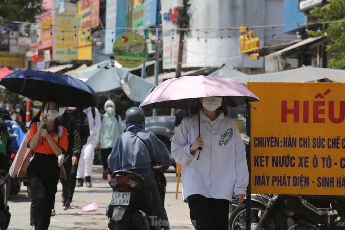 HCM City faces scorching hot weather - 9