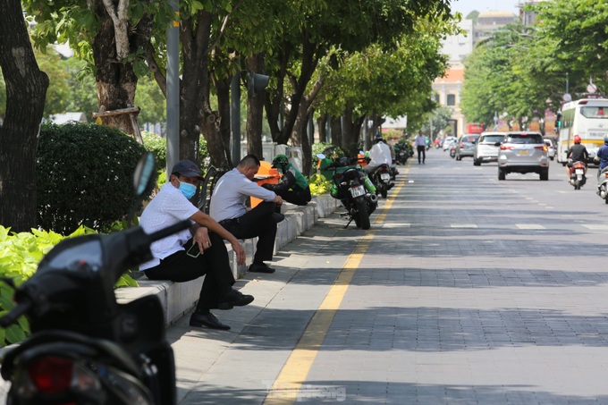 HCM City faces scorching hot weather - 7