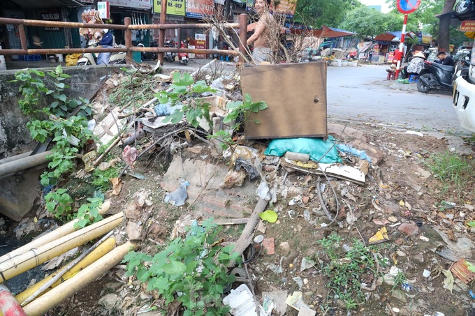 Hanoi canals face severe pollution - 5