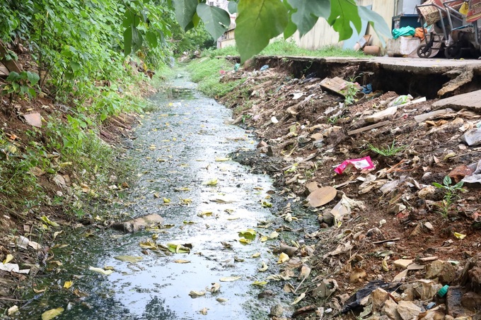 Hanoi canals face severe pollution - 4