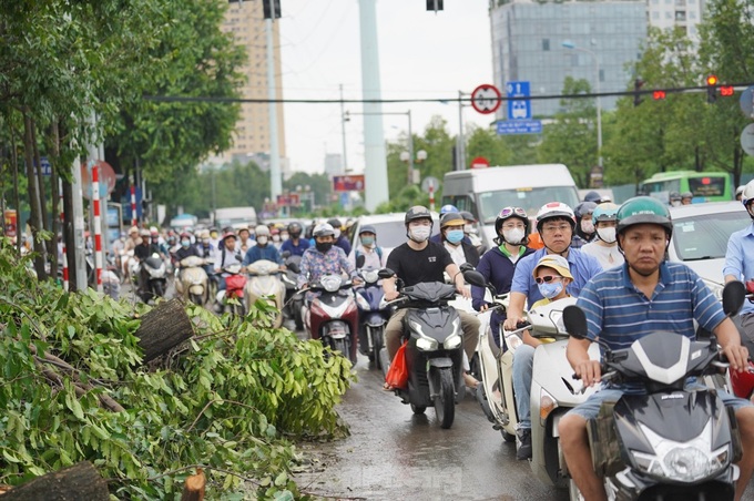Hanoi streets severely congested after typhoon - 8