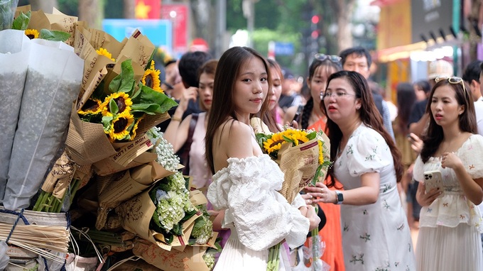 People rush to Hanoi street for autumn photos - 2 People rush to Hanoi street for autumn photos - 2