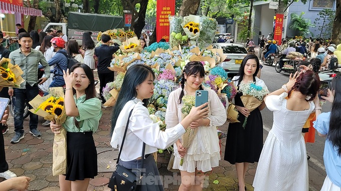People rush to Hanoi street for autumn photos - 3 People rush to Hanoi street for autumn photos - 3