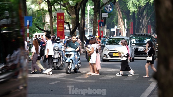 People rush to Hanoi street for autumn photos - 7 People rush to Hanoi street for autumn photos - 7