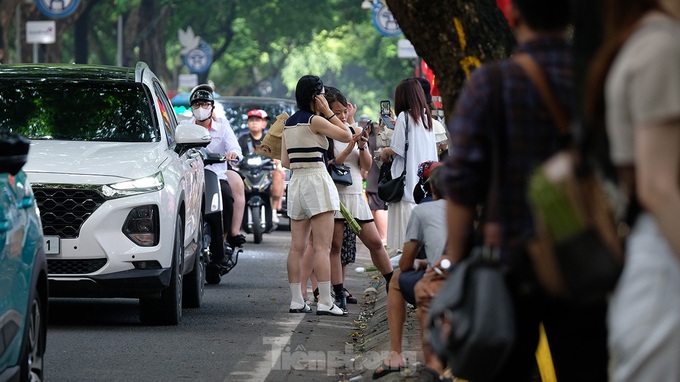 People rush to Hanoi street for autumn photos - 6 People rush to Hanoi street for autumn photos - 6