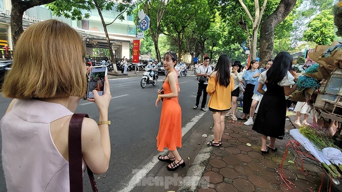People rush to Hanoi street for autumn photos - 5 People rush to Hanoi street for autumn photos - 5