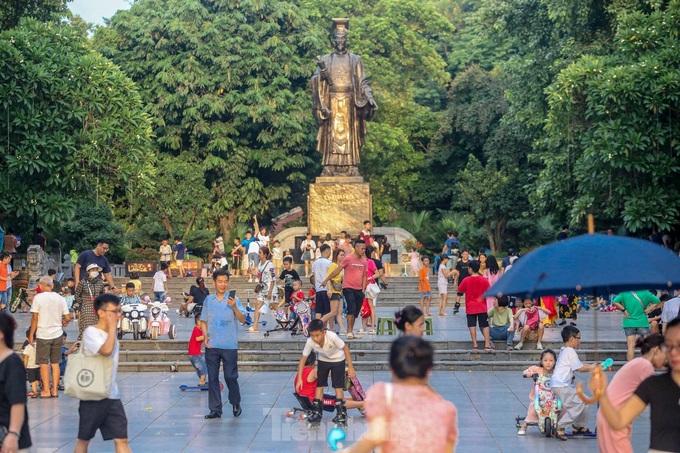 Hoan Kiem Lake attracts crowds on National Day - 6