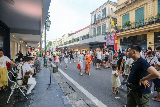 Hoan Kiem Lake attracts crowds on National Day - 7