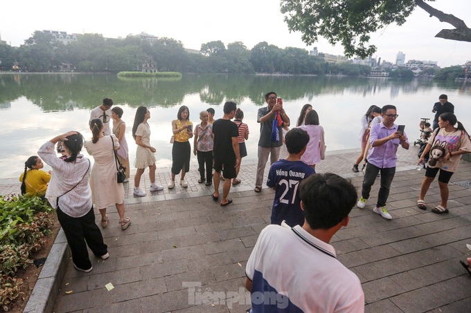 Hoan Kiem Lake attracts crowds on National Day - 11