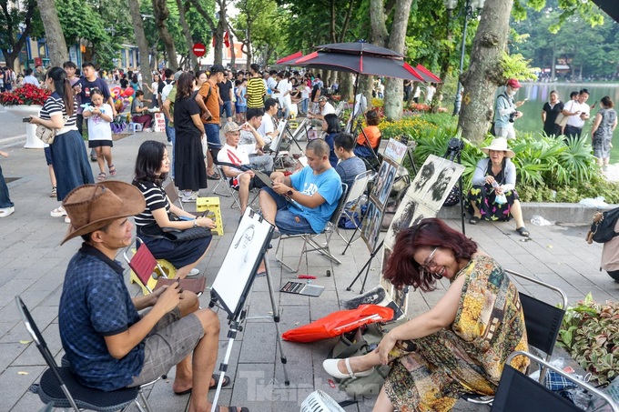 Hoan Kiem Lake attracts crowds on National Day - 8