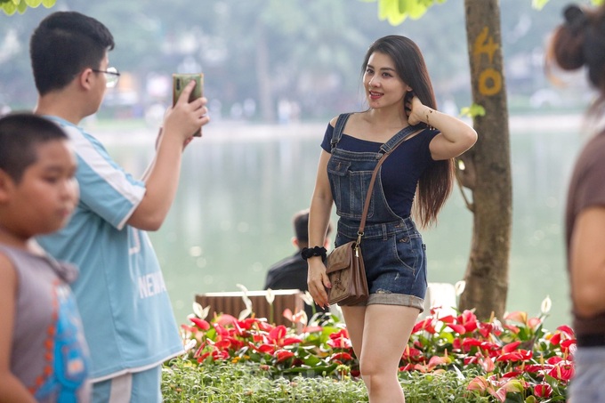 Hoan Kiem Lake attracts crowds on National Day - 10