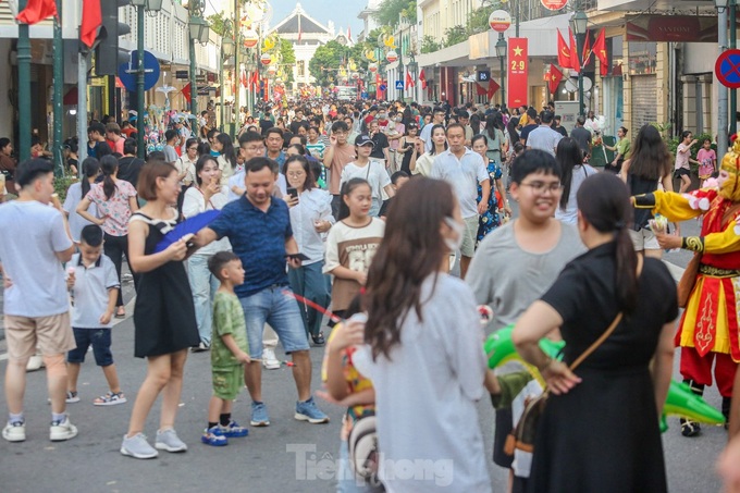 Hoan Kiem Lake attracts crowds on National Day - 4