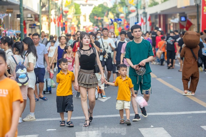 Hoan Kiem Lake attracts crowds on National Day - 3