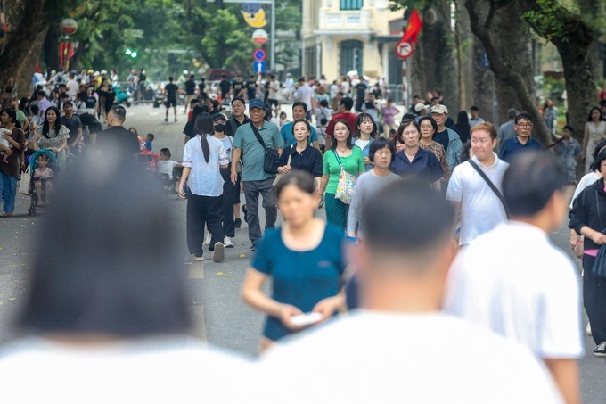 Hoan Kiem Lake attracts crowds on National Day - 5