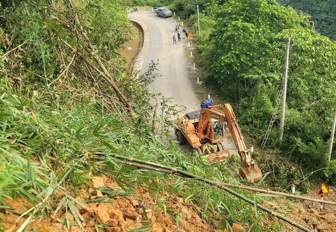 Landslide on road linking Lai Chau and Dien Bien - 1