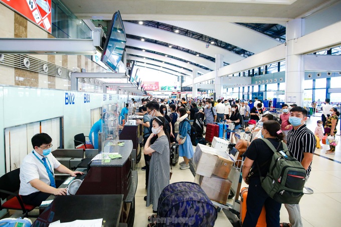 Noi Bai International Airport jammed on National Day holiday - 2