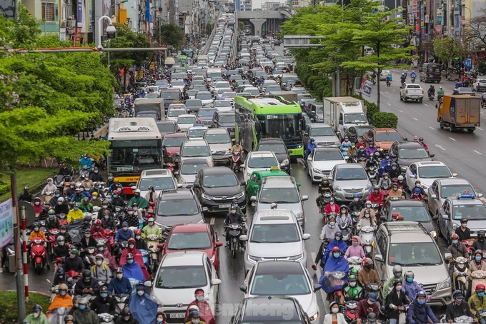 Hanoi streets face serious congestion on rainy Wednesday morning - 3
