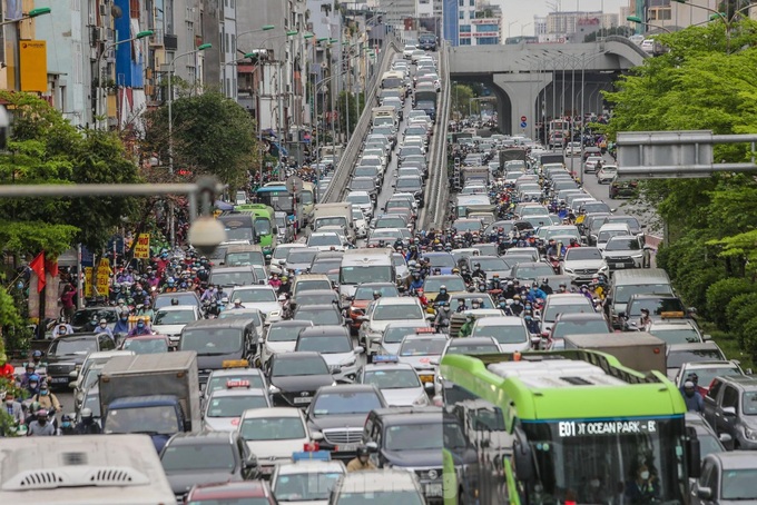 Hanoi streets face serious congestion on rainy Wednesday morning - 4