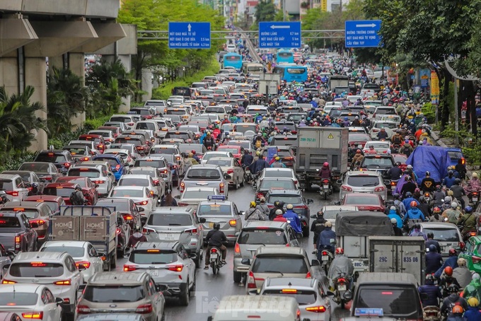 Hanoi streets face serious congestion on rainy Wednesday morning - 2