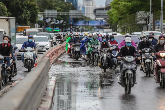 Hanoi streets face serious congestion on rainy Wednesday morning - 5