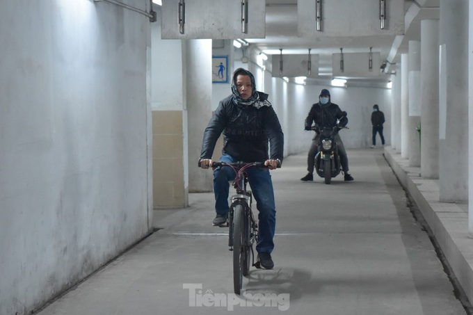 Hanoians go underground to avoid cold weather - 3