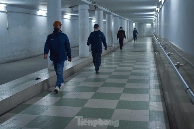 Hanoians go underground to avoid cold weather - 1