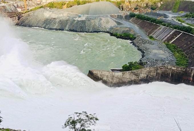 People swim at hydropower reservoir despite water discharge - 6