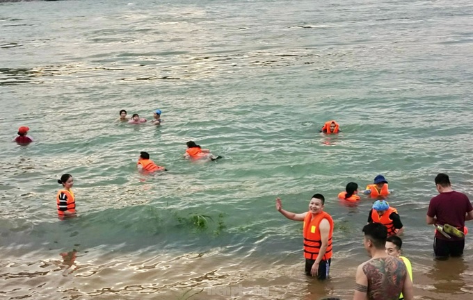 People swim at hydropower reservoir despite water discharge - 4