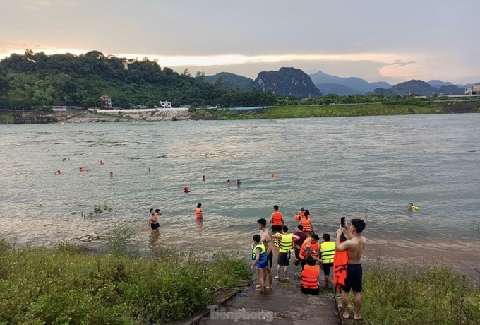 People swim at hydropower reservoir despite water discharge - 3