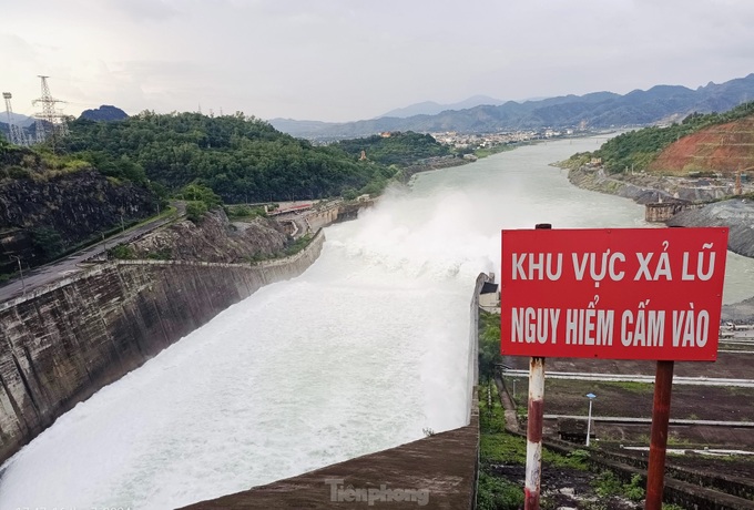 People swim at hydropower reservoir despite water discharge - 2