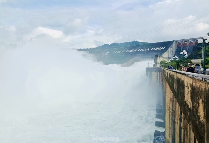 People swim at hydropower reservoir despite water discharge - 1