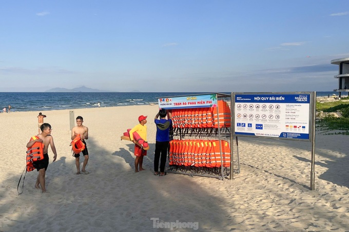 Free lifejackets offered at Danang beach - 1