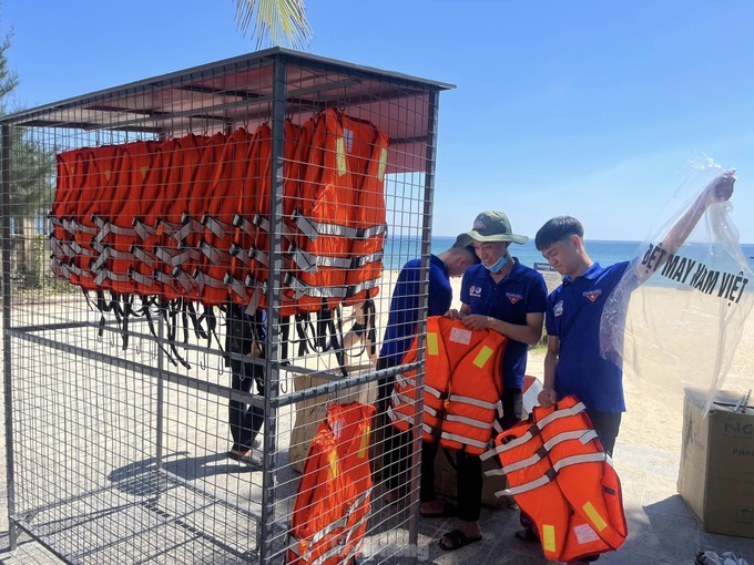 Free lifejackets offered at Danang beach - 3