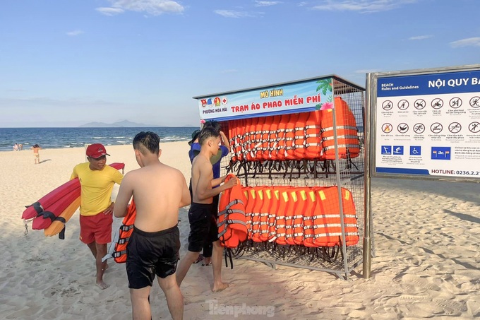 Free lifejackets offered at Danang beach - 2