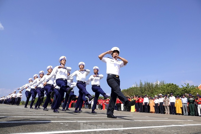 Overseas Vietnamese people visit Truong Sa Islands - 3